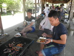 BBQで肉焼き係に徹する森田さん
